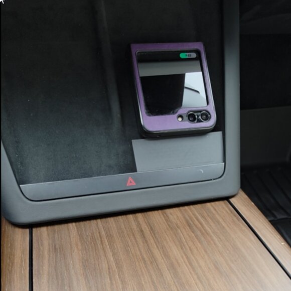 Tesla Model 3 Flip phone charging block - Picture 2 of 2